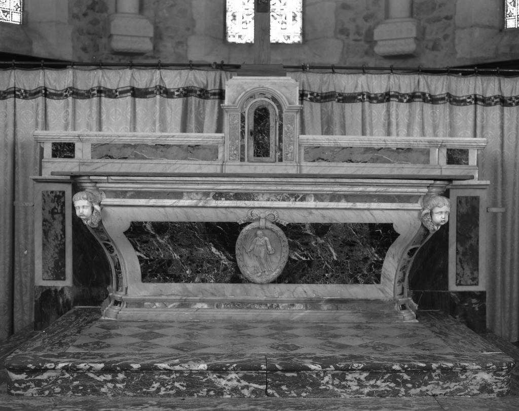autel, tabernacle, gradin d'autel (maître-autel)