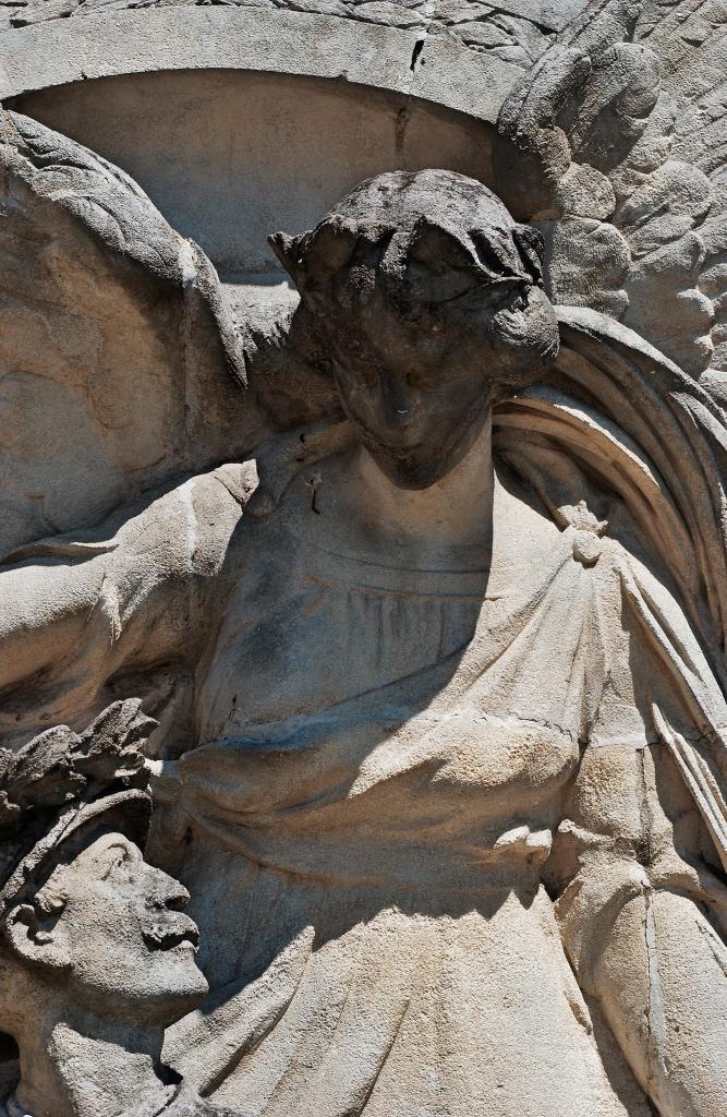 groupe sculpté représentant une Victoire ailée couronnant un Poilu quittant le champ de bataille