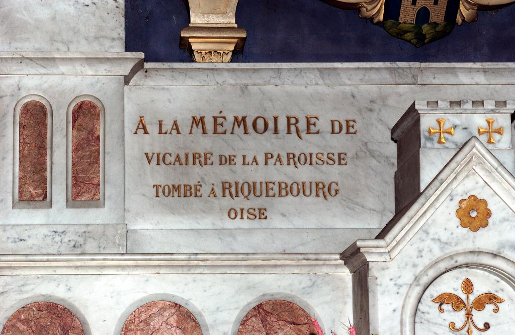 chapelle du monument aux morts de la guerre de 1914-1918 avec un autel secondaire, un tabernacle, trois tableaux, une statue, 6 plaques commémoratives un drapeau et une peinture.