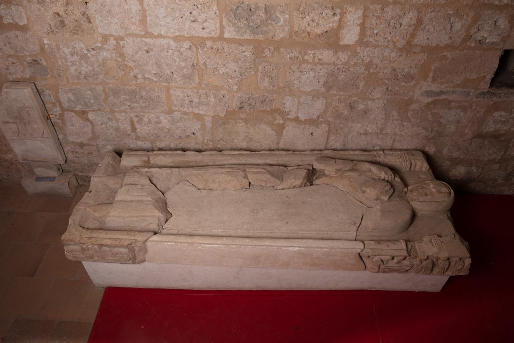 dalle funéraire de l'abbé Bernard de Mèze