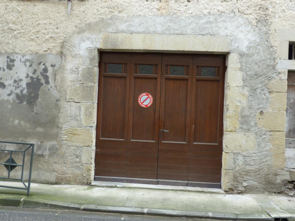caserne (bâtiment de garnison) ?