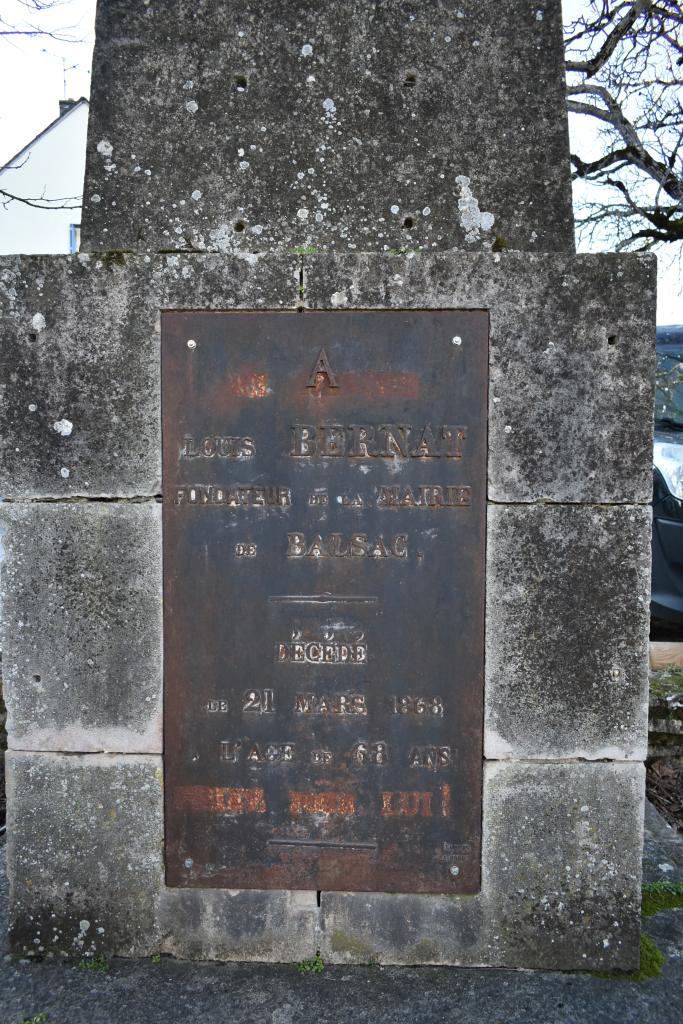 monument au maire Louis Bernat