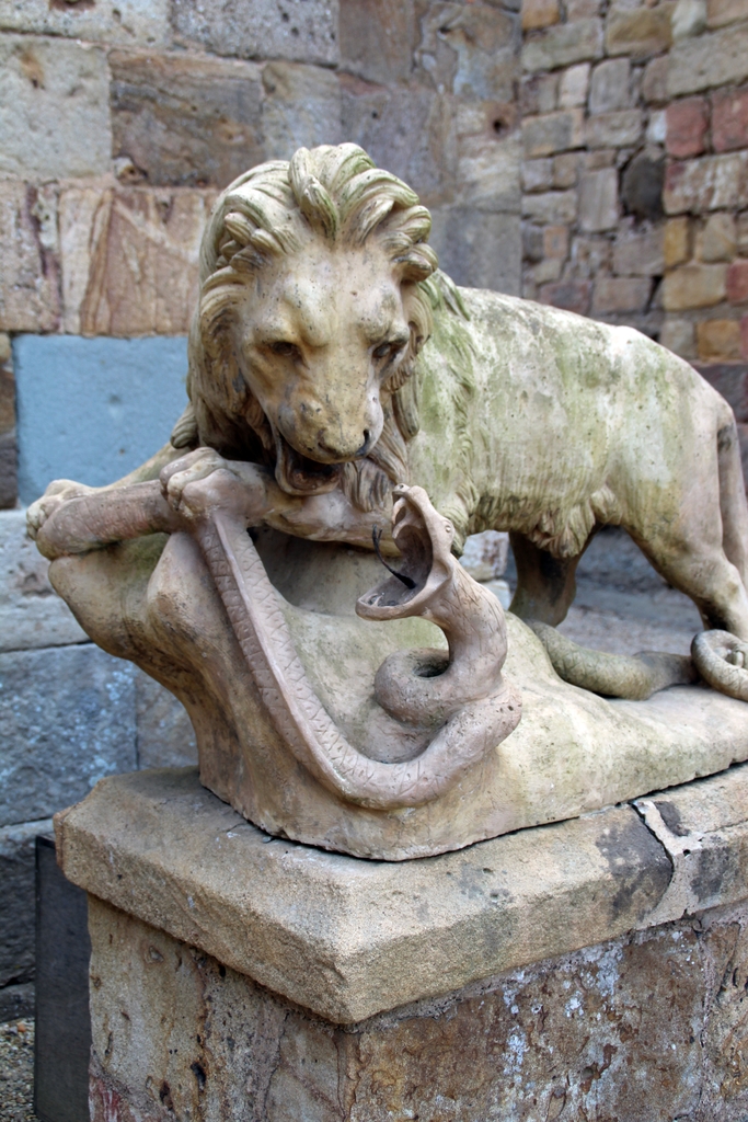 Paire de sculptures en terre cuite : lionne allaitant un lionceau et lion combattant un serpent