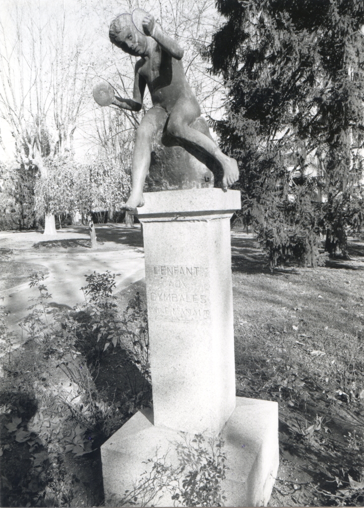 statue de l'enfant aux cymbales