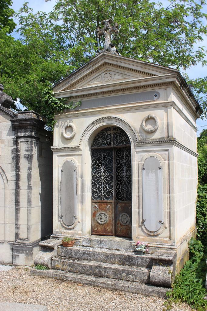 tombeau en forme de chapelle