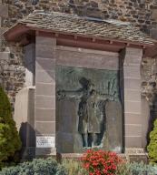 Bas-relief représentant un soldat dans une tranchée