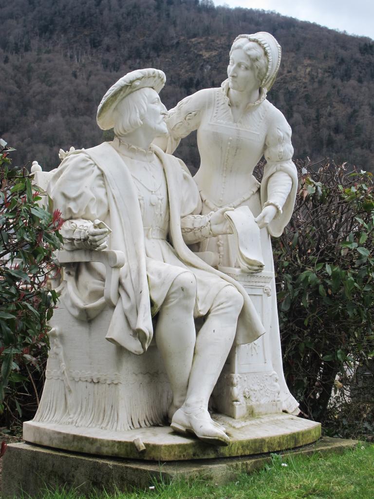 groupe sculpté : François Ier et sa soeur Marguerite fondant le Collège de France