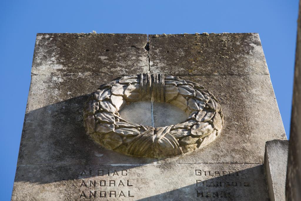 Statues de Victoire et d'un enfant et sa mère