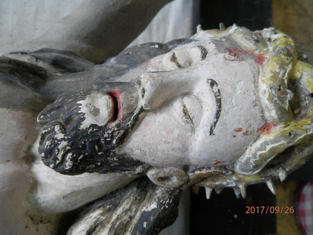 croix de procession et statue : Christ en croix