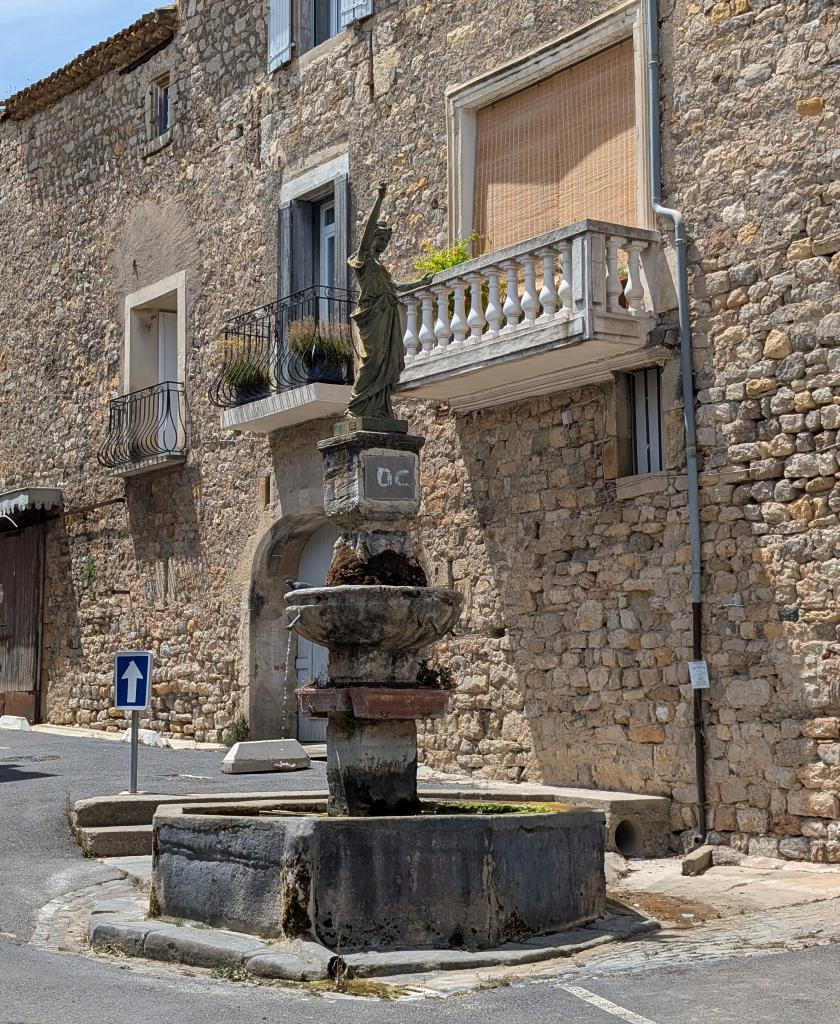 monument (monument commémoratif), fontaine monumentale, statue monumentale de Marianne ou de la Liberté