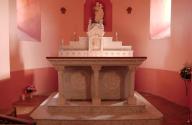 ensemble du maître-autel, de style néo-roman : autel tombeau, gradin d'autel, tabernacle architecturé