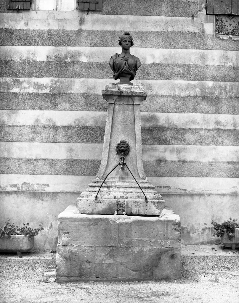 fontaine de la République, avec buste de Marianne