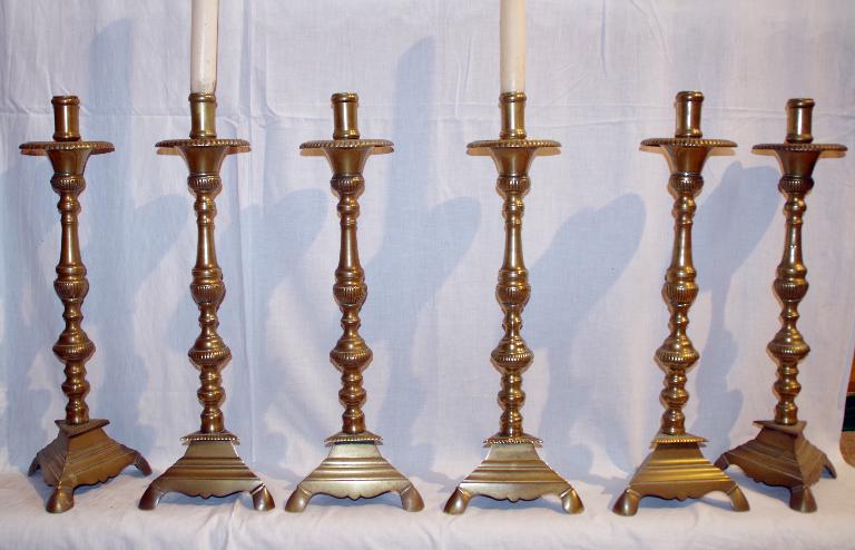 ensemble de six chandeliers d'autel