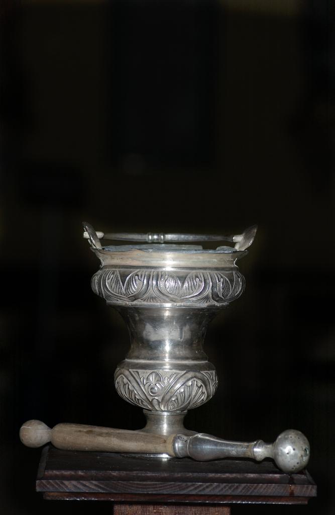 ensemble d'un seau à eau bénite et de son goupillon, de style néo-classique