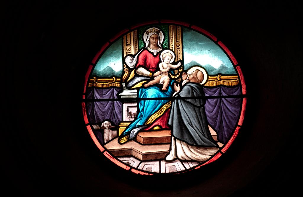 ensemble d'une verrière à personnages et figurée (baie 3) : Apparition de la Vierge du Rosaire à saint Dominique de Guzman, et de 5 verrières ornementales (baies 1 à 2, 4 à 6)