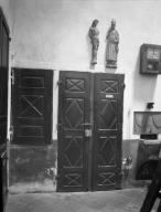 deux portes : porte d'armoire et porte de placard