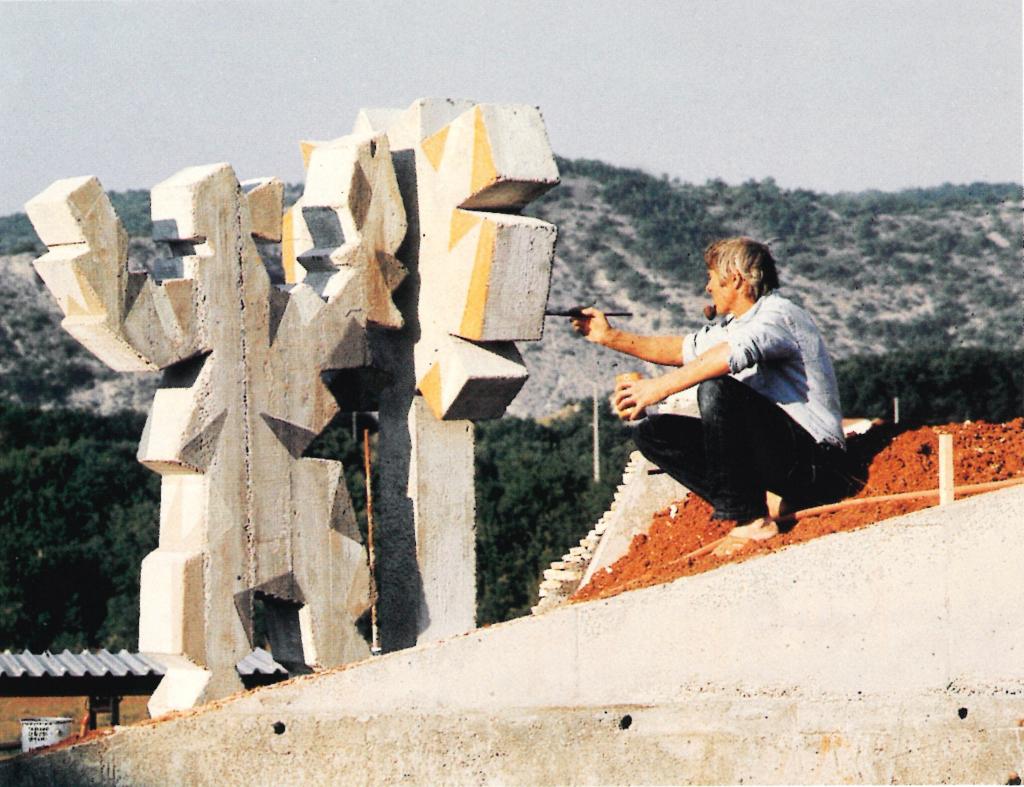 cinq sculptures dans un jardin de pierres