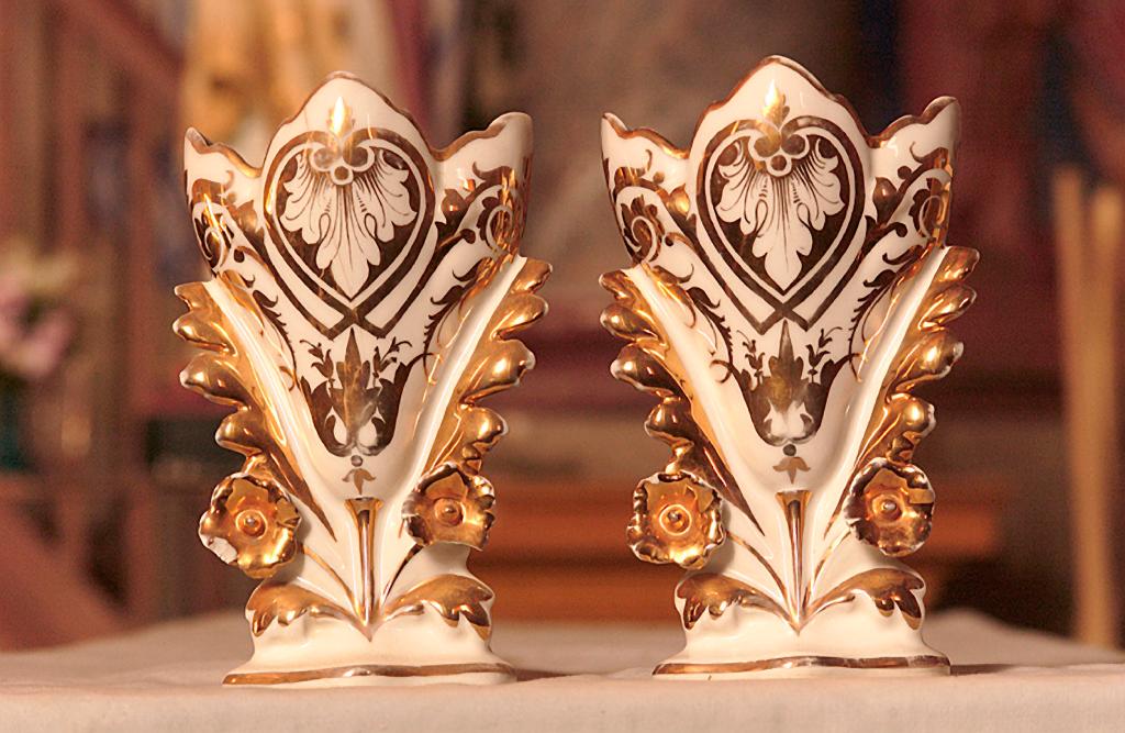 paire de vases d'autel (vase à cornet), de style néo-rocaille : Rinceaux d'acanthe
