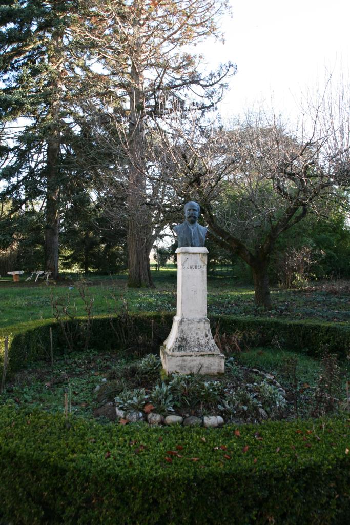 monument commémoratif dédié à Georges Jaubert (buste)