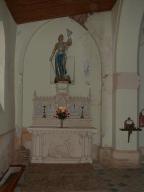 ensemble du monument aux morts de la guerre de 1914-1918 avec l'autel secondaire, son tabernacle, les quatre plaques commémoratives, la statue de Jeanne d'Arc (grandeur nature) et sa console.