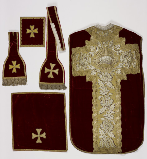 ornement liturgique catholique rouge (n° 10)