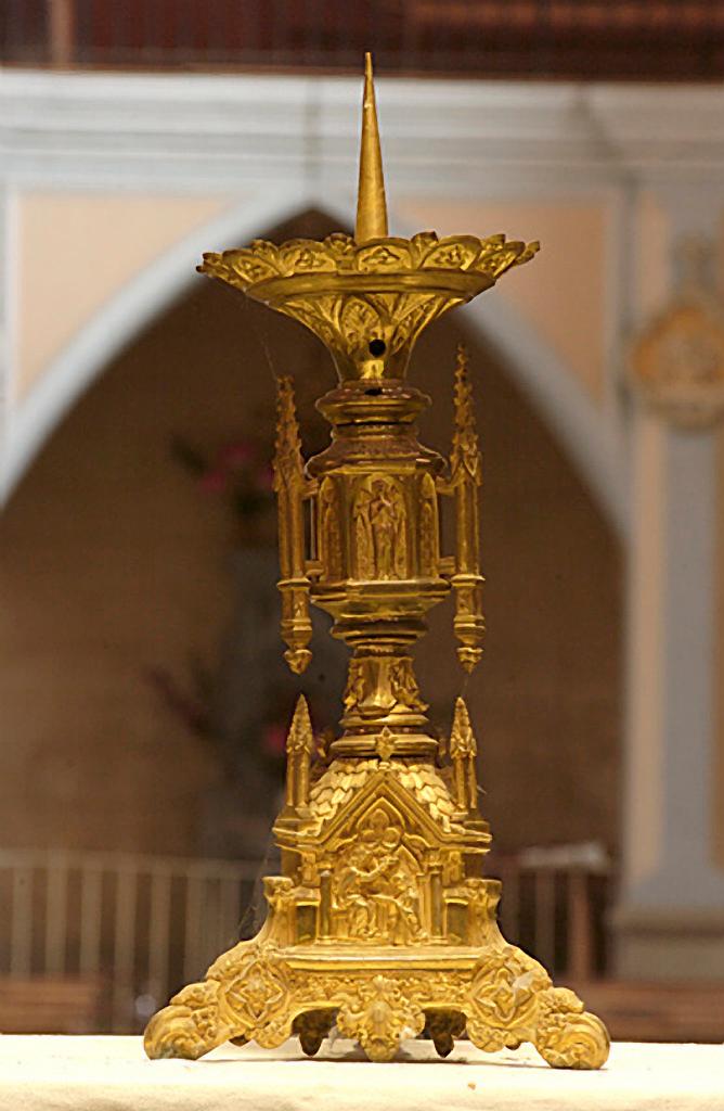 ensemble de 4 chandeliers d'autel, de style néo-gothique : Couronnement de la Vierge par le Christ