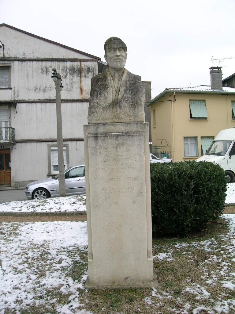 monument aux morts de la guerre de 1939-1945 dédié à Joseph-Paul Rambaud