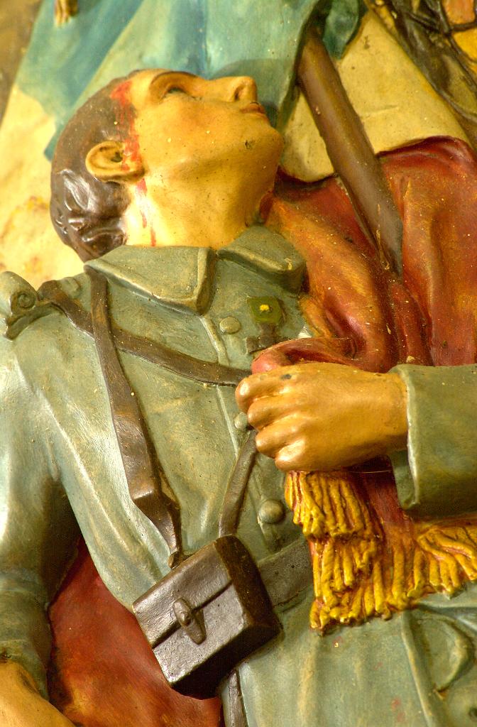 ensemble de l'autel, du monument aux morts, des plaques commémoratives de la guerre de 1914-1918 et de la guerre de 1939-1945, et de la statue de Jeanne d'Arc (grandeur nature)