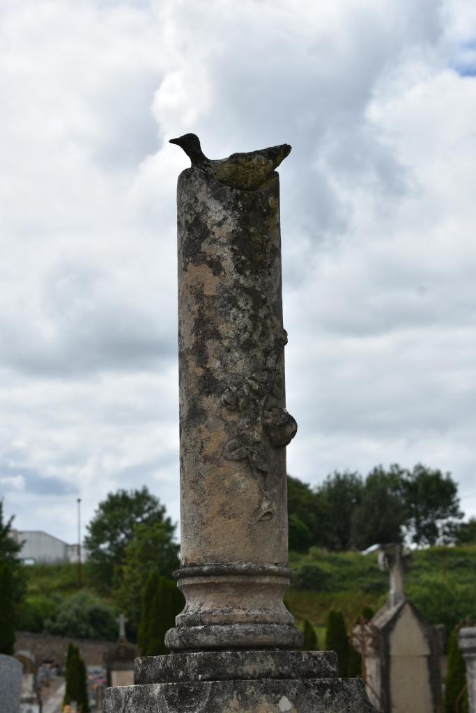 tombeau (couvercle de sarcophage et colonne tronquée)