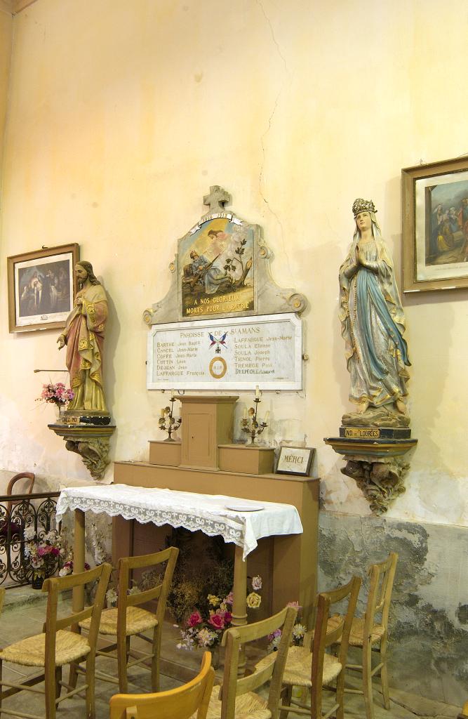 ensemble du monument aux morts de la guerre de 1914-1918 et des statues (grandeur nature) avec leurs consoles : Sainte Jeanne d'arc, Immaculée Conception dite Notre Dame de Lourdes, Christ du Sacré-Coeur