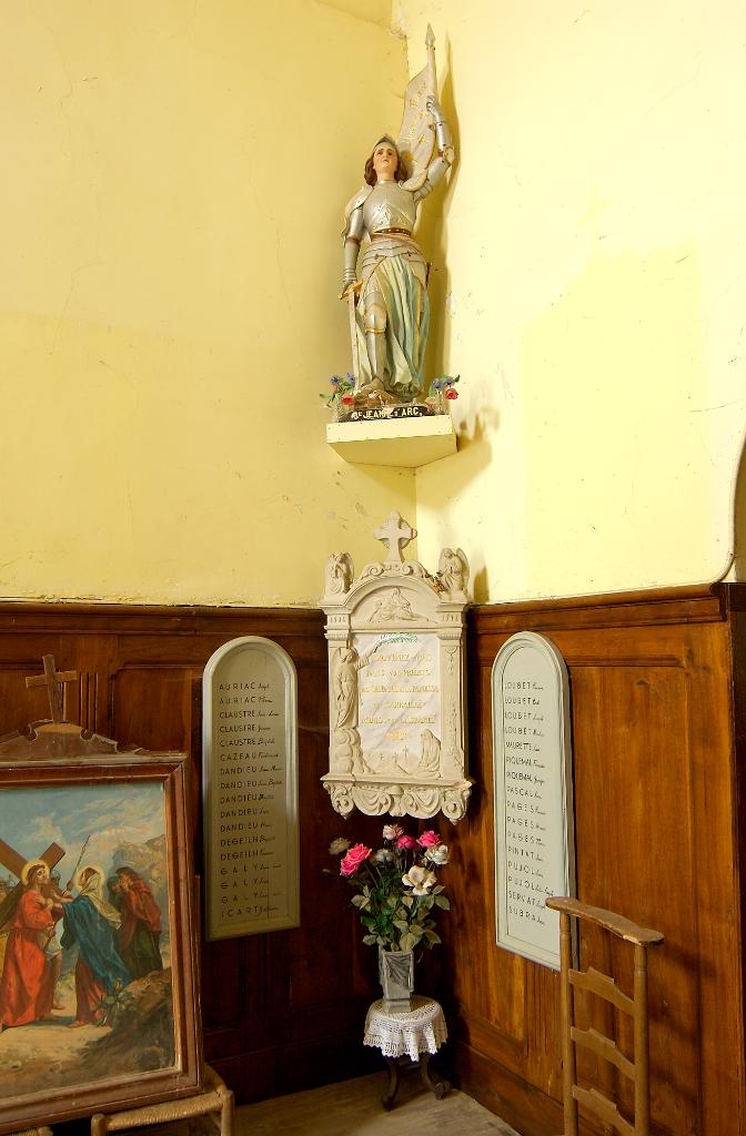 ensemble du monument aux morts de la guerre de 1914-1918, d'un tableau commémoratif, de deux plaques commémoratives et de la statue (grandeur nature) de Sainte Jeanne d'Arc