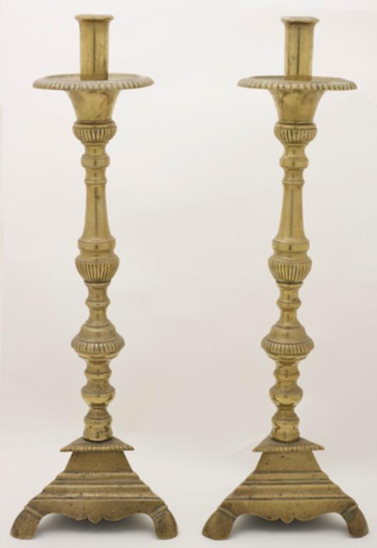 deux chandeliers d'autel