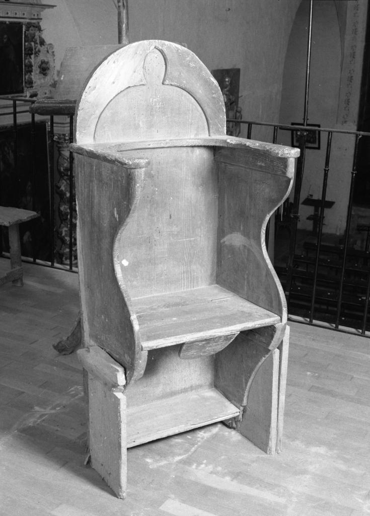 Banc-coffre ; banc-coffre à baldaquin ; banc d'église(2) ; console ; lutrin ; fauteuil
