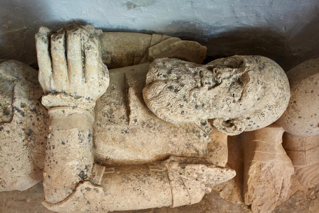tombeau (gisant) : chevalier du Cluzel