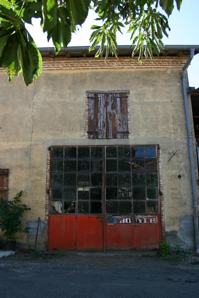 maison et garage de réparation automobile