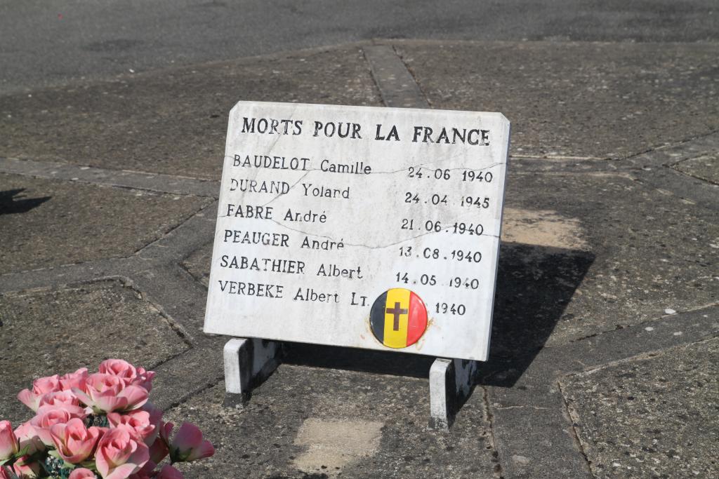 ensemble de 2 monuments aux morts et une croix monumentale à la mémoire des militaires morts au combat