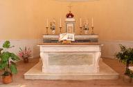ensemble du maître-autel, de style néo-classique : autel tombeau et tabernacle architecturé
