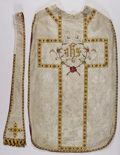 Chasuble blanche avec étole, voile de calice et voile huméral