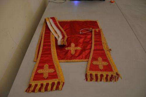 ornement rouge : chasuble ; étole ; manipule ; voile de calice