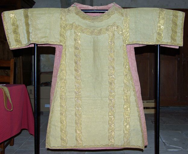 paire de dalmatiques or avec étole et deux manipules