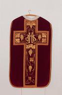 chasuble (ornement rouge), de style Art Déco : I.H.S. et grappes de raisin