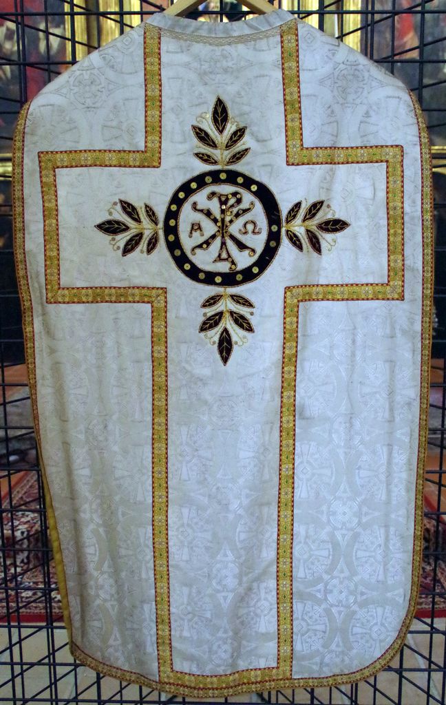 présentation des textiles de l'église Saint-Paul de Calce