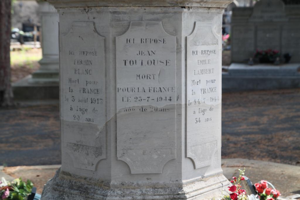 ensemble de 2 monuments aux morts et une croix monumentale à la mémoire des militaires morts au combat