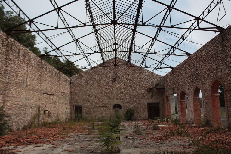 Carrière de marbre et usine de taille de matériaux de construction Bascoul, puis Fabre-Luce, puis Marbres de France, actuellement SAMAC