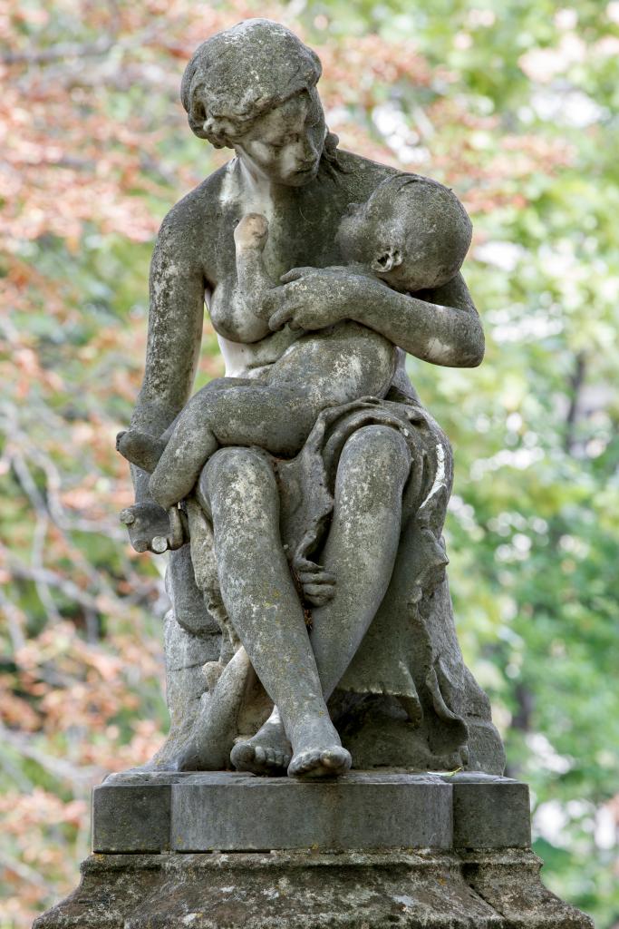groupe sculpté : mère consolant son enfant