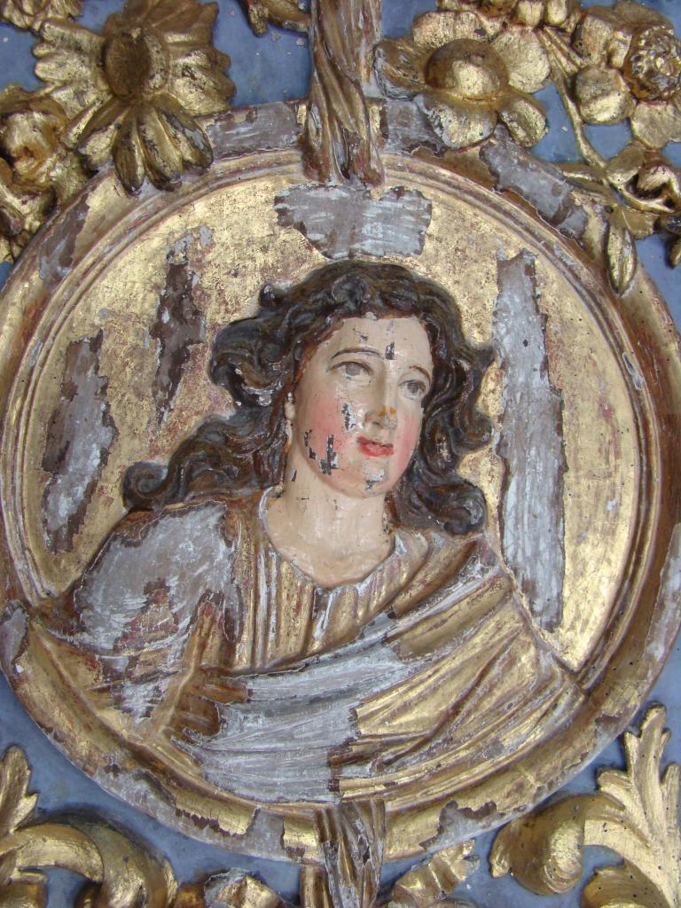 ensemble de l'autel secondaire dédié à la Vierge du Rosaire : retable architecturé, autel tombeau, gradin d'autel, statue : Vierge du Rosaire
