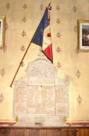 tableau commémoratif des morts de la guerre de 1914-1918, drapeau du Sacré-Coeur et statue de Jeanne d'Arc sur une console