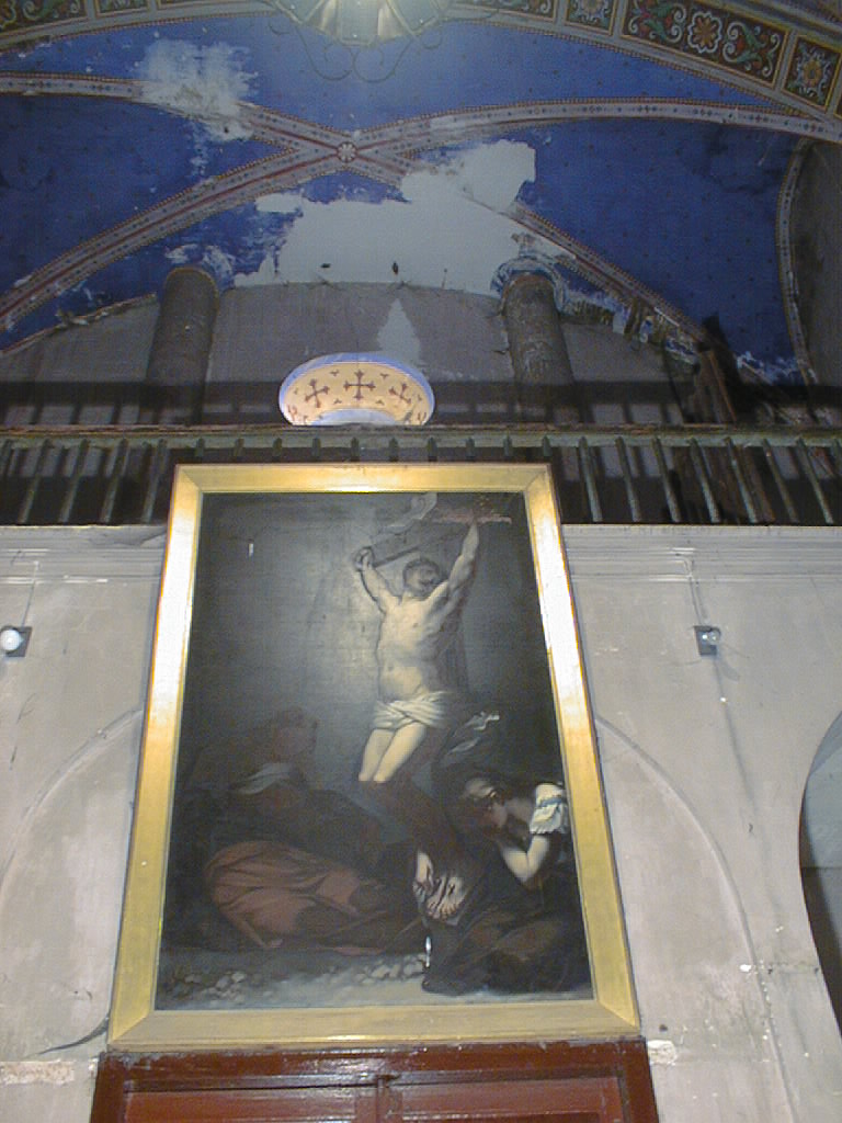 tableau et son cadre : Le Christ sur la croix. La Madeleine et la Vierge sont à ses pieds