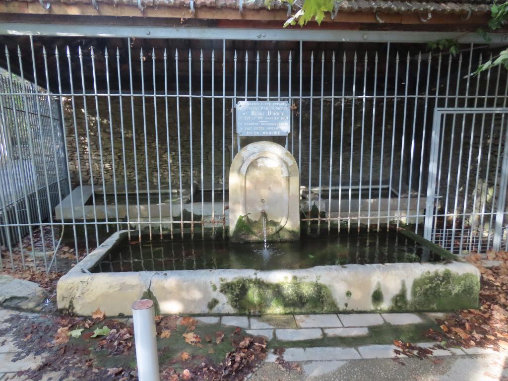 Lavoir couvert et fontaine de Langlade