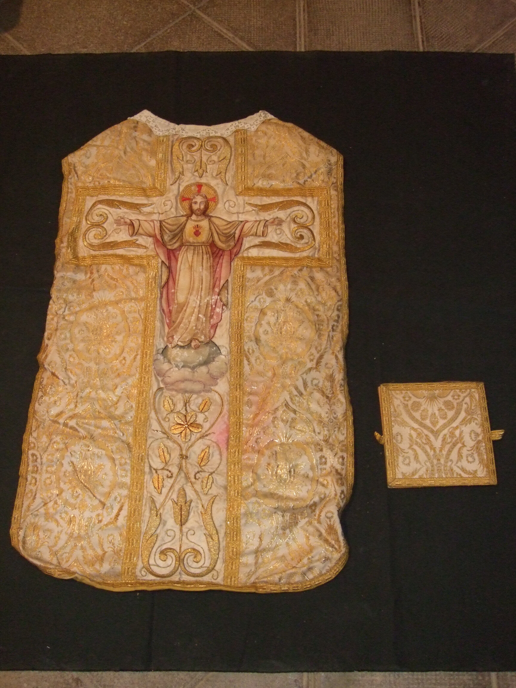 Ornement doré : chasuble ; bourse